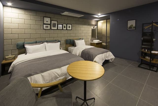 04 Twin room