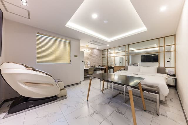 VIP Prestige / Free Ramyeon,Massage Chair Air Purifier,Finest Latex,Table,Styler,Netflix,Amenities