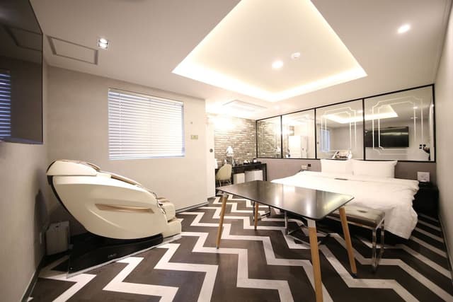 VIP Prestige / Free Ramyeon,Massage Chair Air Purifier,Finest Latex,Table,Styler,Netflix,Amenities