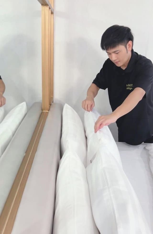 Royal Table / Free Ramyeon, Table, Air purifier, Styler, Netflix, Free Laundry & Dry, Free Amenities