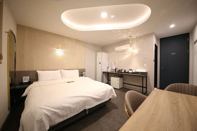 Prestige Table / Free Ramyeon, Table, Styler, Netflix, Free Laundry & Dry, Free Amenities