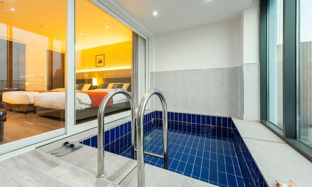 Deluxe Pool Suite