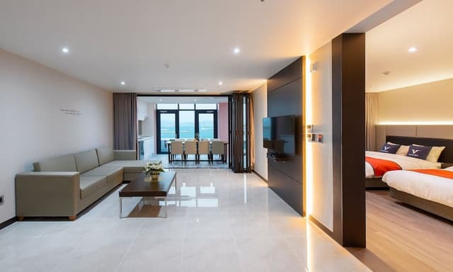 Premier Pool Suite