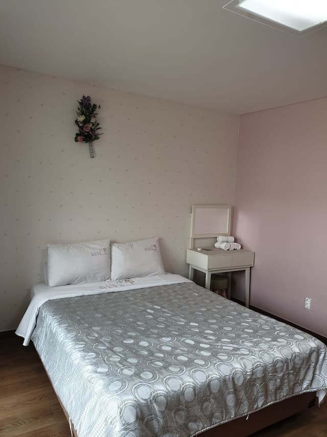Deluxe Room (KRW10,000 surcharge for extra bedding)