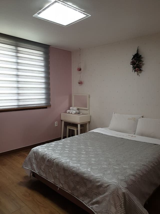 Standard Room (KRW10,000 surcharge for extra bedding)