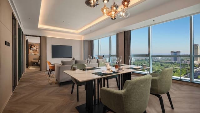 Suite, 1 Bedroom (Dining Area)