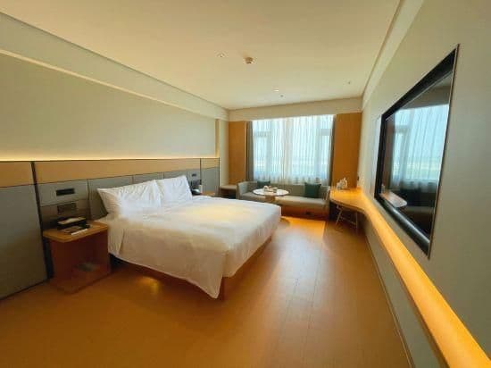 Deluxe Room (queen bed)
