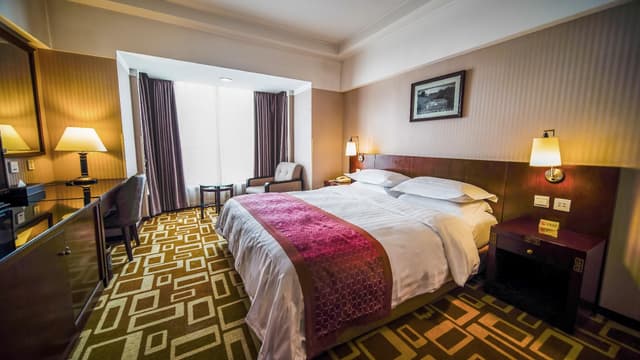 Standard Queen Room