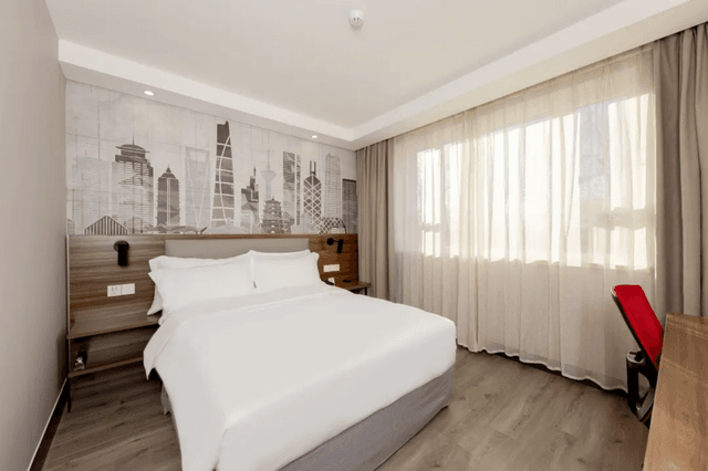 Room with Queen Bed