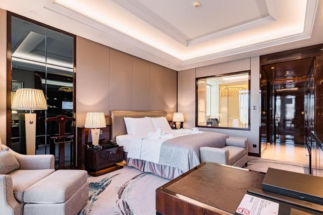 Business King Room