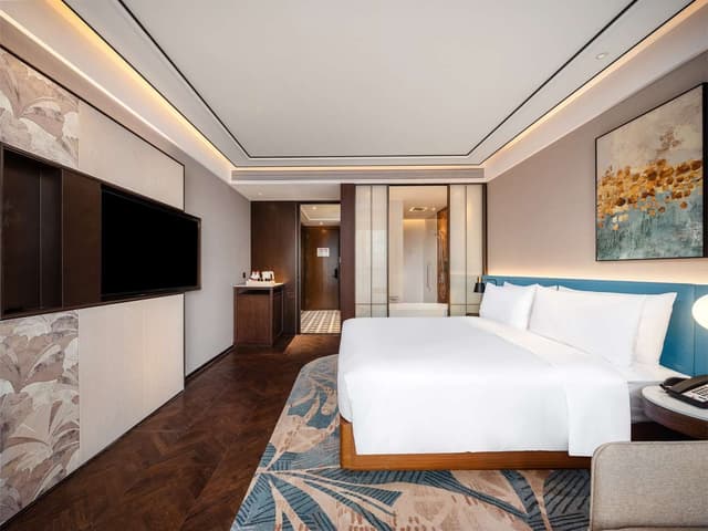 KING DELUXE ROOM WITH SOFABED