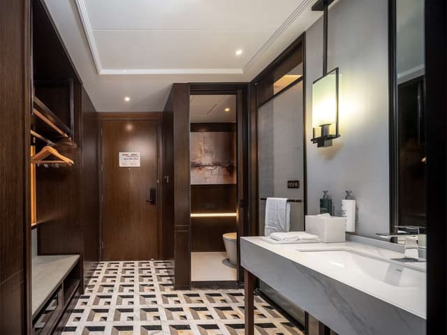 KING DELUXE ROOM WITH SOFABED