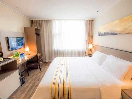 Business Queen Room