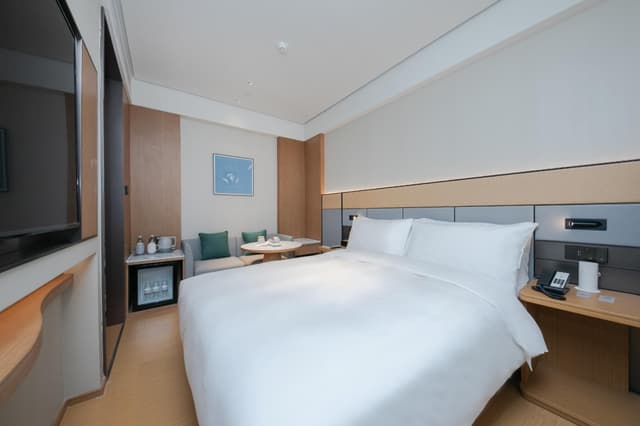 Huazhu - Room With Bed
