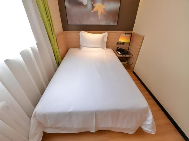 Boutique Room (Queen bed)