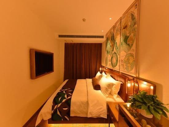 James Joyce - Queen Bed Room