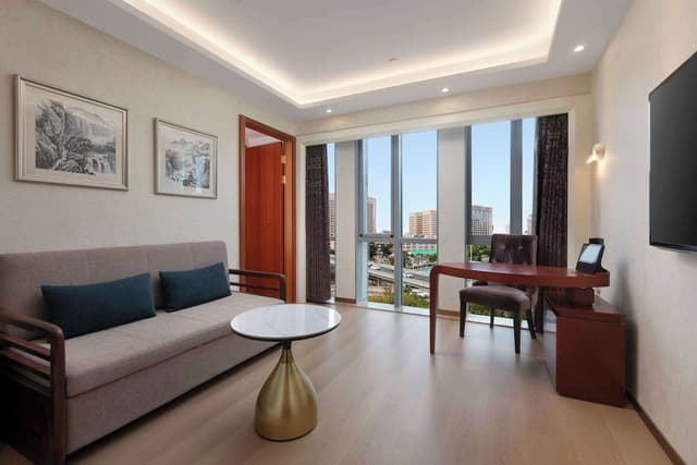 Business Suite, 1 King Bed, Non Smoking (Family)
