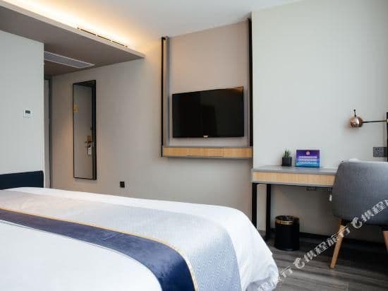 Guestroom - Double Occupancy (Queen bed)