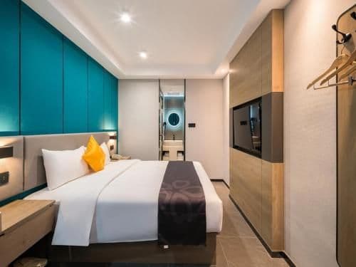 THK - Viewing Courtyard I Bed Room