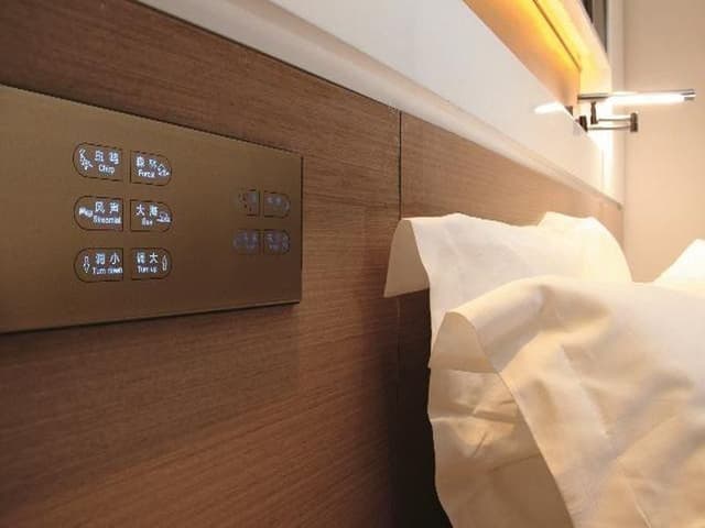 Business Queen Room