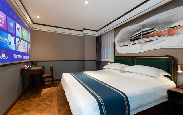 DOUBLE Cinema Queen Bed Room