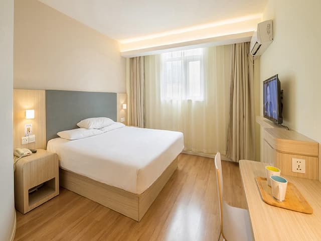 Hotel Queen Room