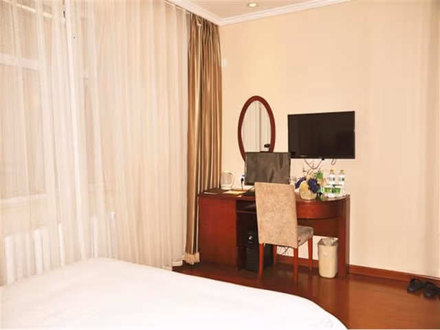 Business Queen Room