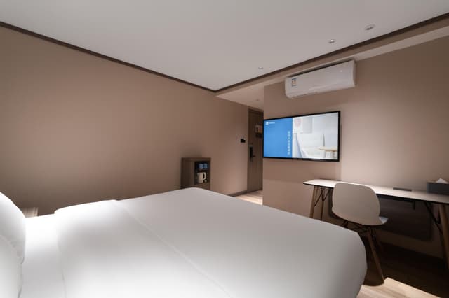 Huazhu - Room With Bed
