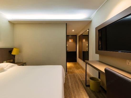Queen Room A (No window)