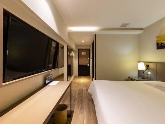 Queen Room A (No window)