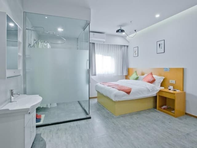 Feature Queen Room