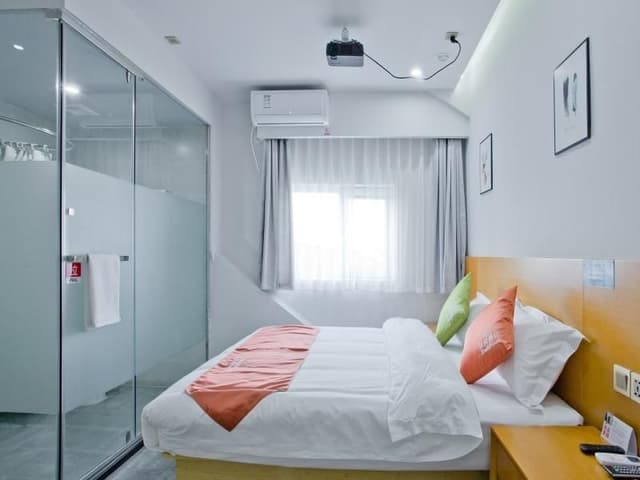 Feature Queen Room