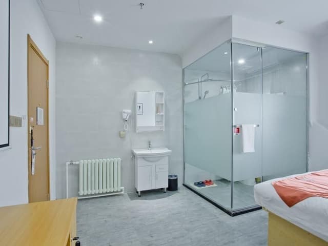Feature Queen Room