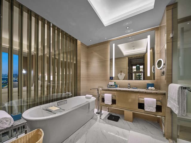 KING GUEST ROOM HIGH FLOOR