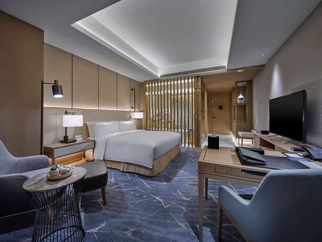 KING GUEST ROOM HIGH FLOOR