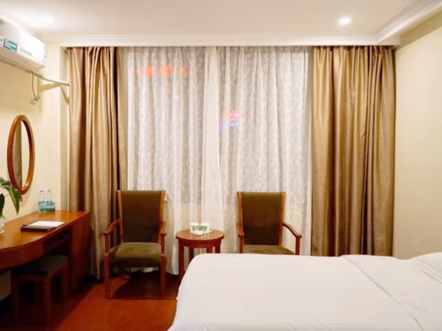 Hotel Queen Room