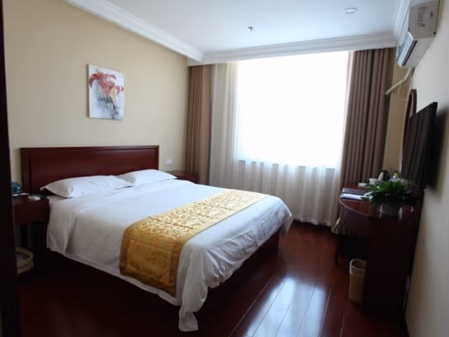 Hotel Queen Room