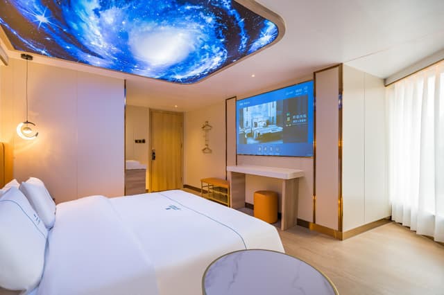Room with Queen Bed