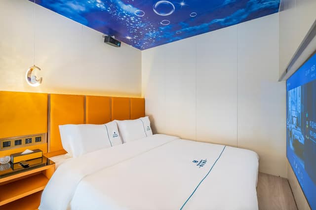 Room with Queen Bed