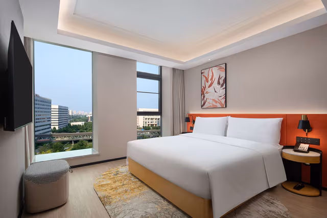 KING GUEST ROOM HIGH FLOOR