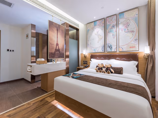 James Joyce - Queen Bed Room