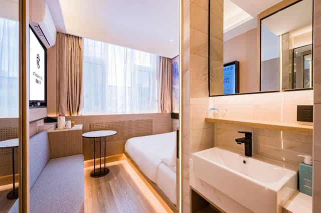 Huazhu - Room With Bed