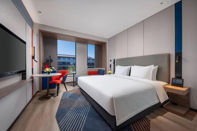 Standard Room, 1 King Bed, City View