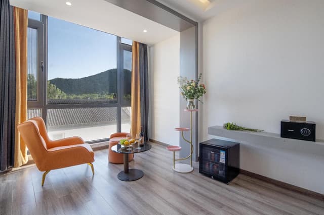 Queen Room with View