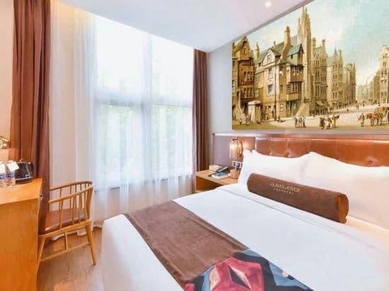 James Joyce - Queen Bed Room