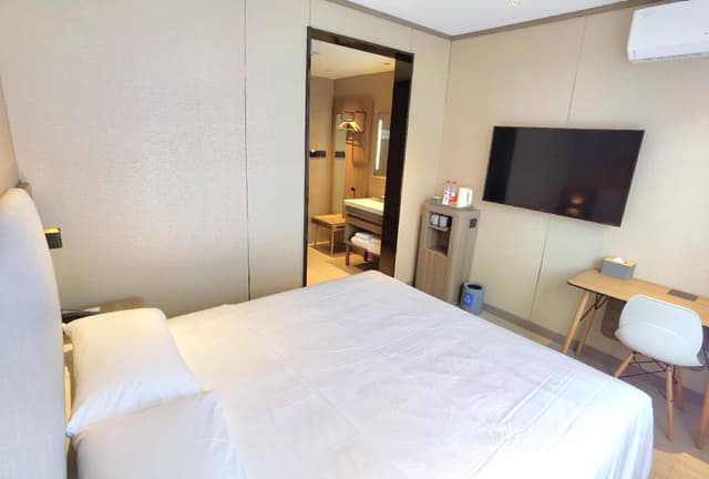 Huazhu - Room With Bed