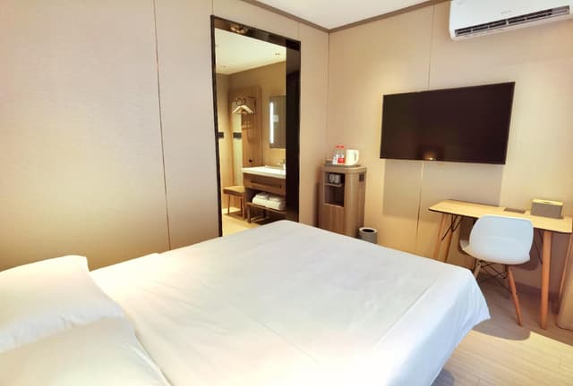 Huazhu - Room With Bed