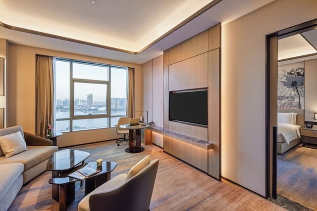 Deluxe Suite, 1 King Bed, City View (Lounge Access)