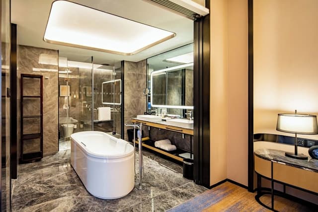 Deluxe Suite, 1 King Bed, City View (Lounge Access)