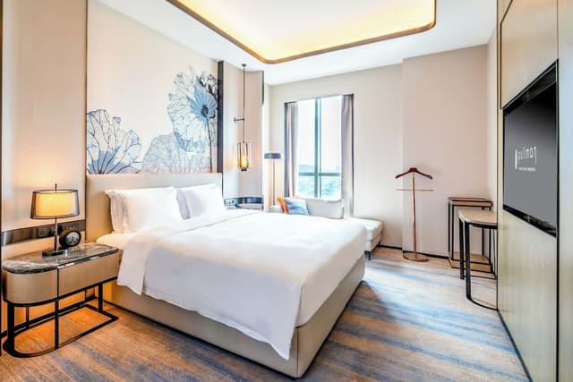 Deluxe Suite, 1 King Bed, City View (Lounge Access)